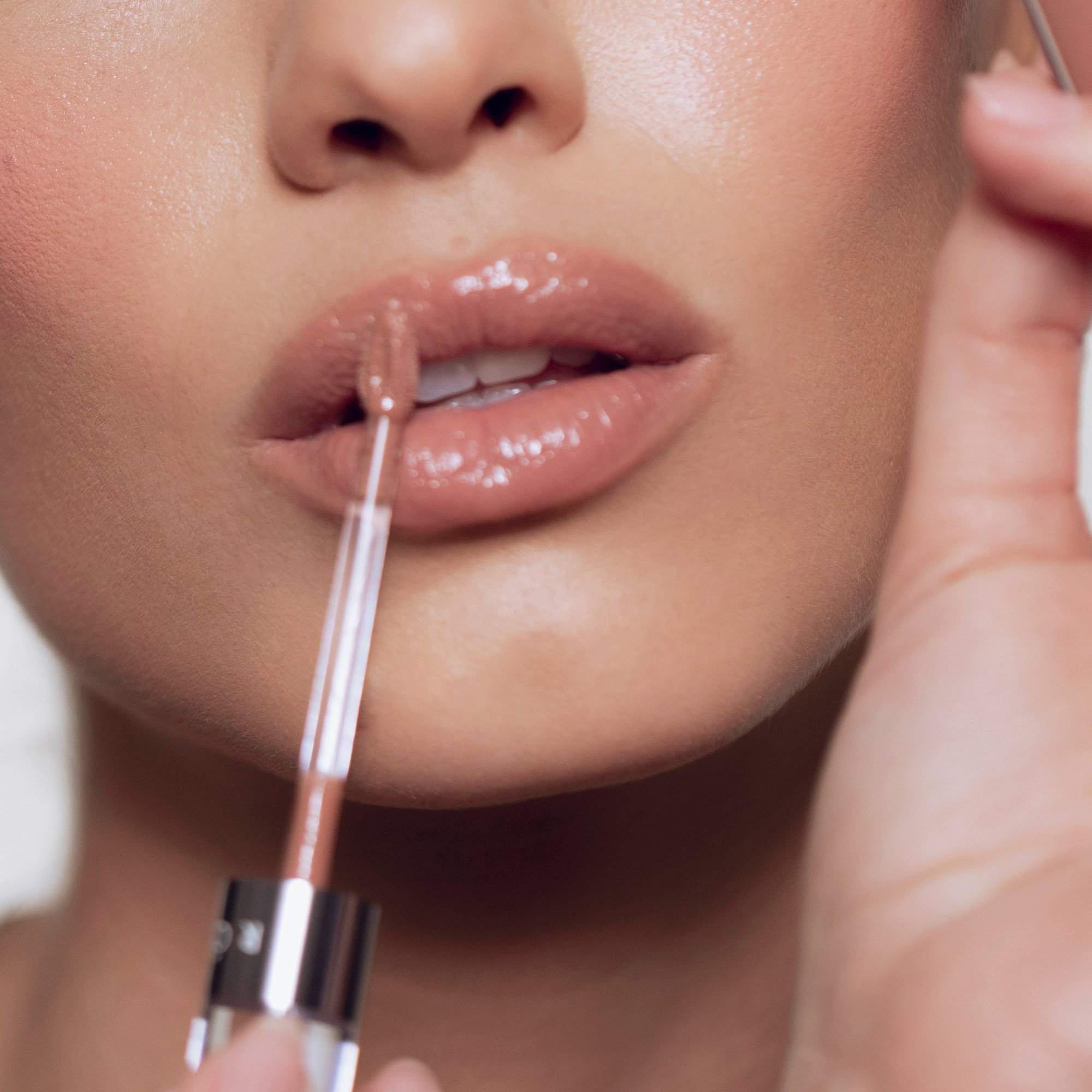 <strong>ROEN</strong><br> Kiss My Liquid Lip Balm - Imagen 3